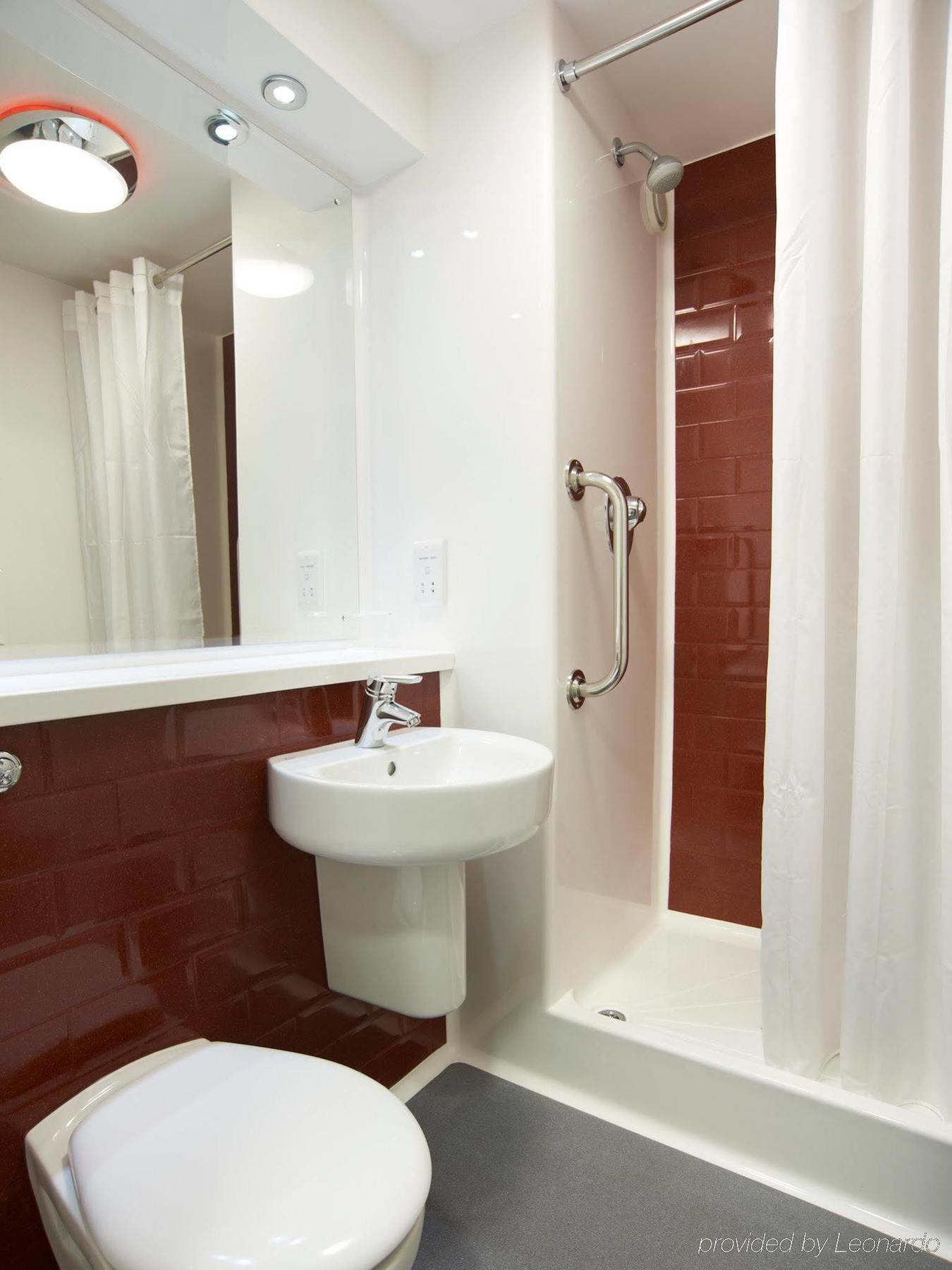 Ibis Budget London Heathrow Central Cranford Buitenkant foto
