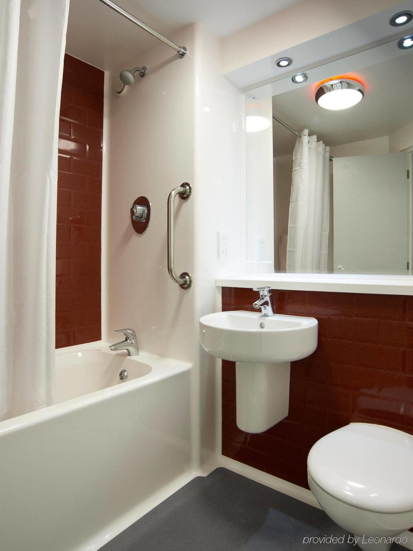 Ibis Budget London Heathrow Central Cranford Buitenkant foto